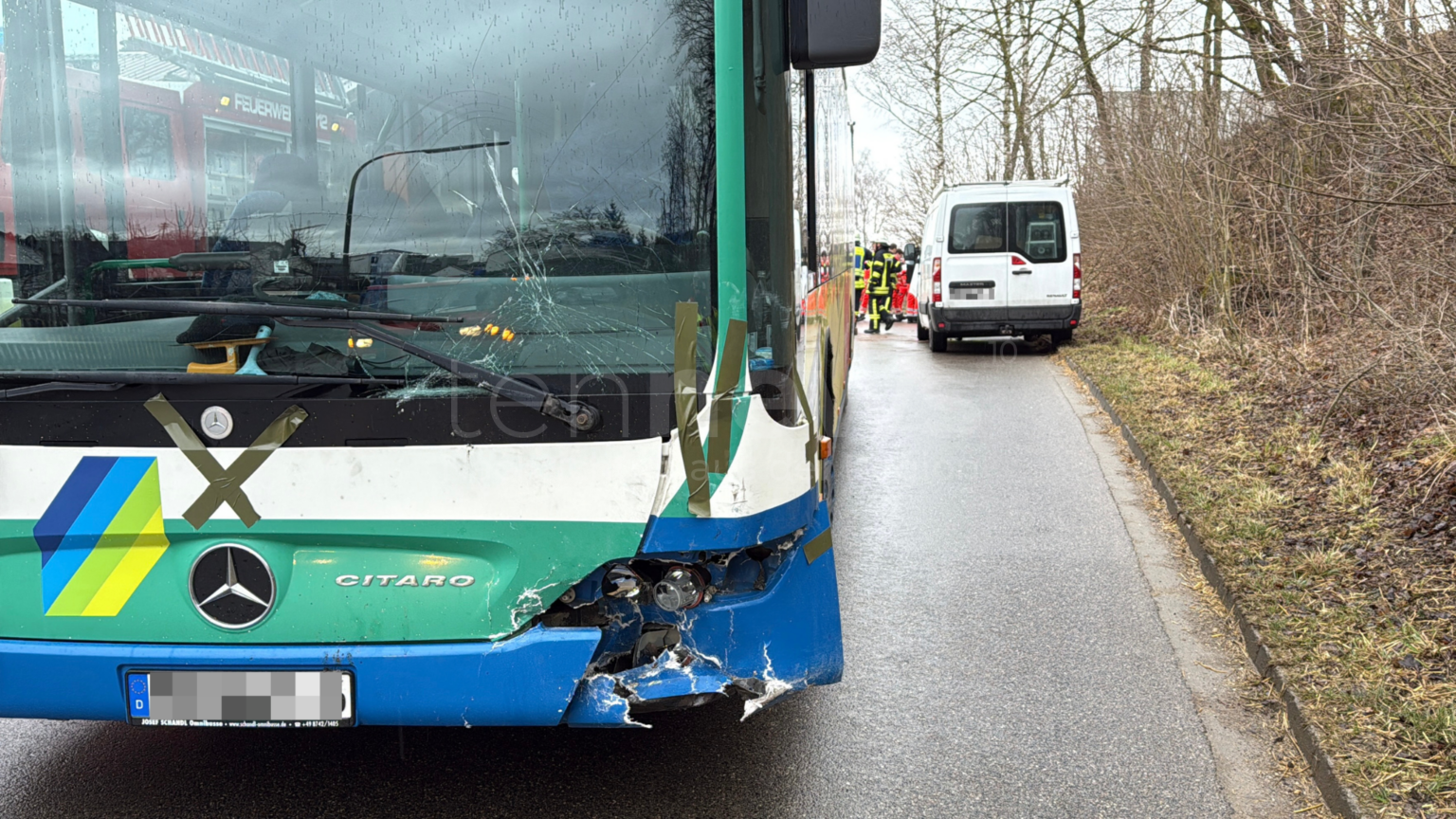 REICHERTSHAUSEN-GRAFING – Busfahrer erleidet Schlaganfall & verursacht Frontalcrash am Donnerstag (27.02.2025)! Schüler unverletzt, Fahrer in Klinik. Rettungskräfte im Großeinsatz.