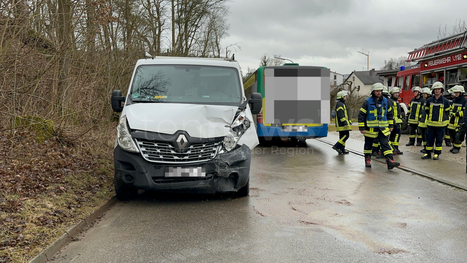 🚨REICHERTSHAUSEN-GRAFING - Schulbus kollidiert am Donnerstag (27.02.2025) frontal mit Transporter. Unfall wohl durch medizinischen Notfall verursacht.