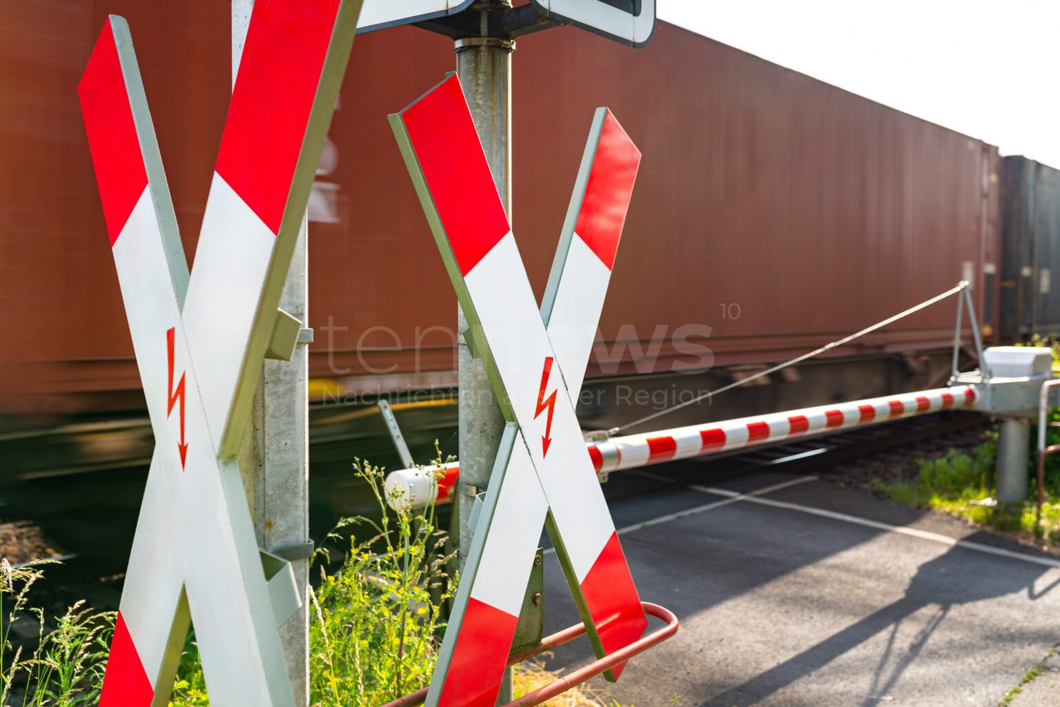 KÜHBACH - Ein Lastwagen riss am Montag (17.02.2025) eine Bahnschranke ab und flüchtete. Die Polizei ermittelt und sucht Zeugen. 🚦