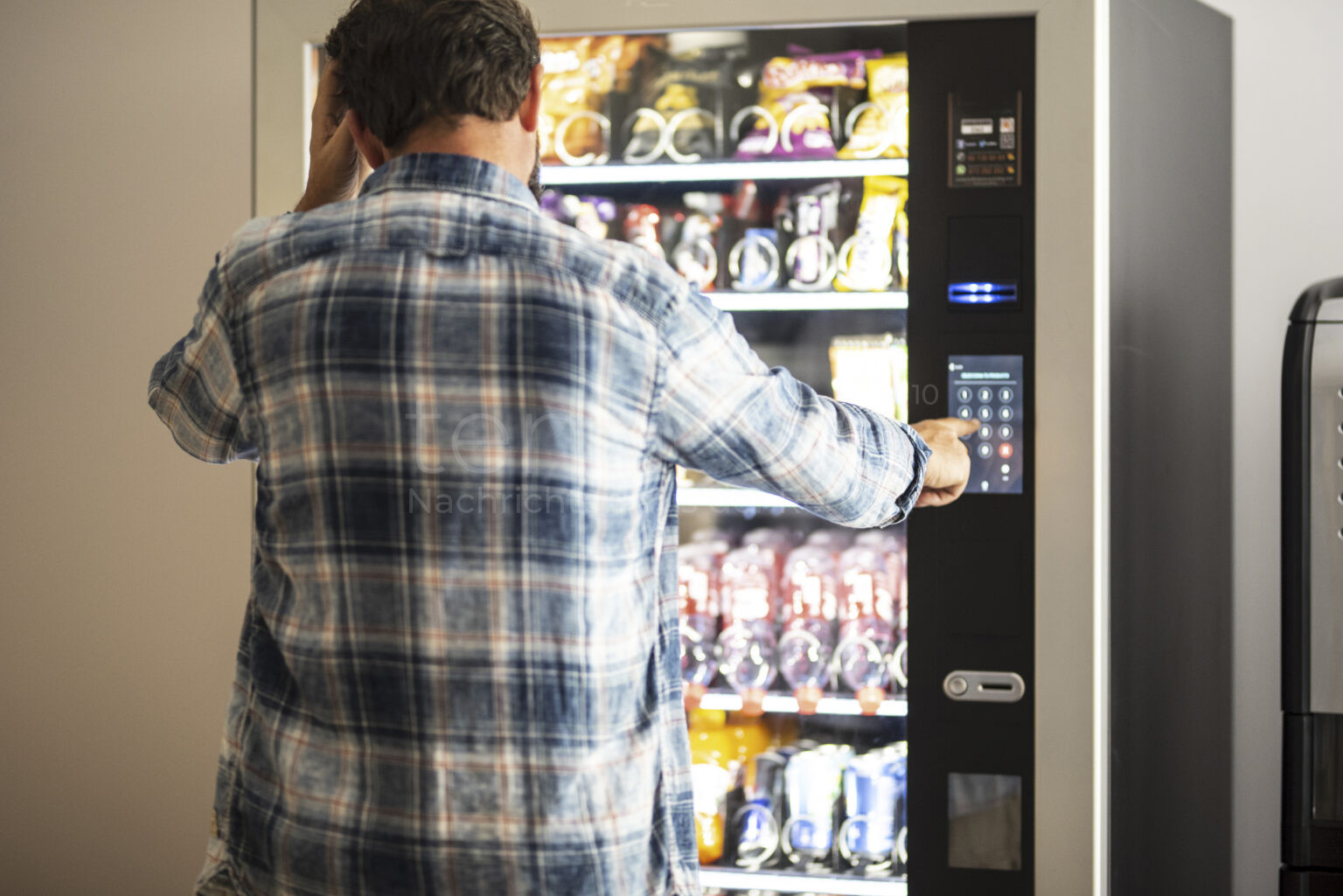 RENNERTSHOFEN – Unbekannte brachen zwischen 18.02. und 19.02.2025 einen Warenautomat auf und entwendeten Vapes sowie Getränke. 🚔💨