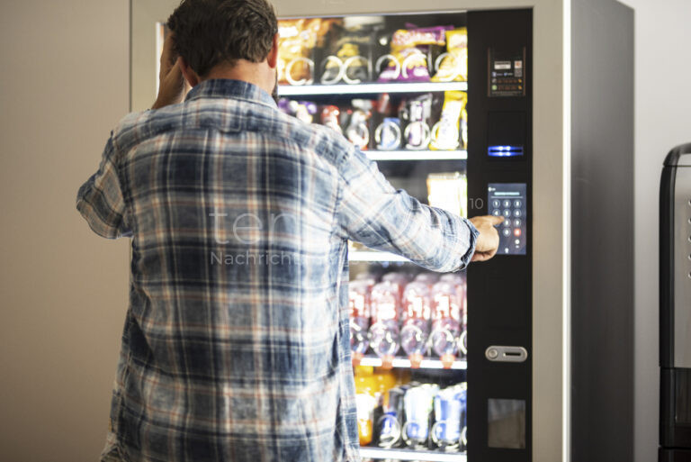 RENNERTSHOFEN – Unbekannte brachen zwischen 18.02. und 19.02.2025 einen Warenautomat auf und entwendeten Vapes sowie Getränke. 🚔💨