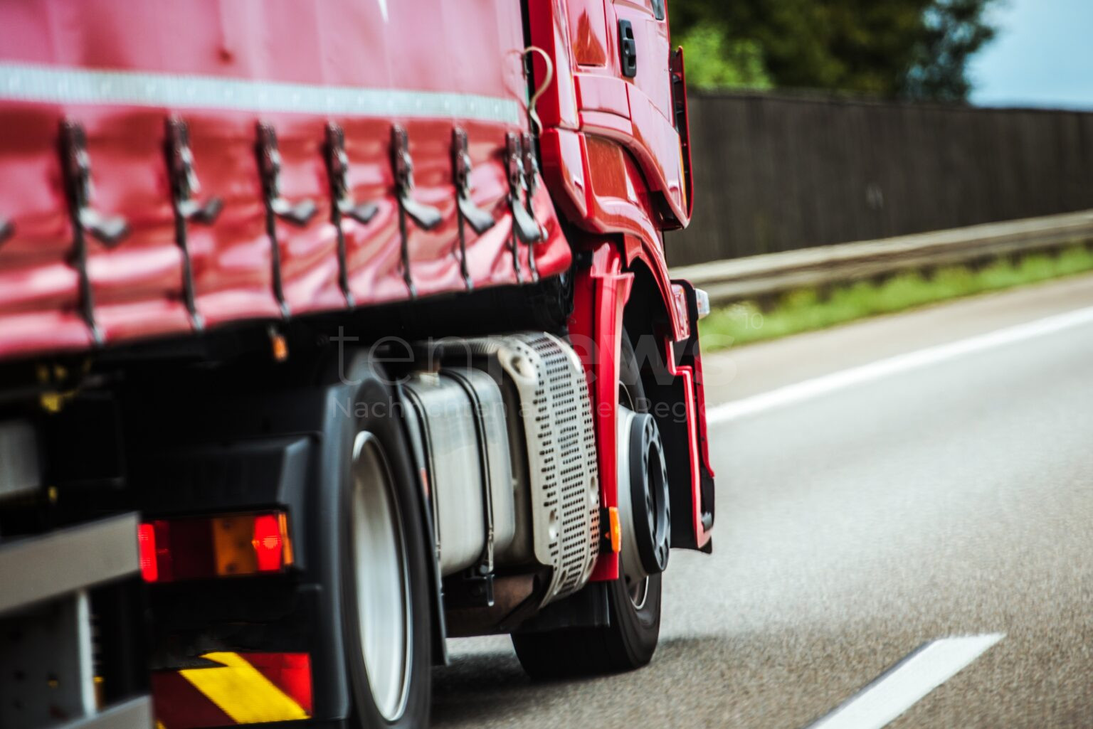 ZUSMARSHAUSEN – Polizei stoppt am Dienstag (11.02.2025) einen Lastwagen mit gravierenden Mängeln auf der A8. Weiterfahrt untersagt. 🚛⚠️