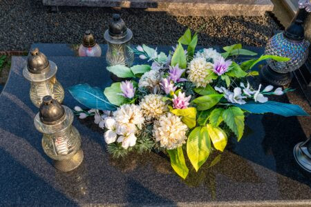 EICHSTÄTT – Unbekannter stahl auf dem Friedhof eine Pflanzschale und Blumen von einem Grab. Polizei bittet um Hinweise. 🚔🕊️