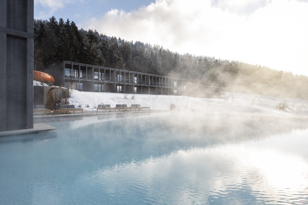 PLOSE – Familienyoga im AKI Family Resort 🧘‍♂! Entspannung, Bewegung & Achtsamkeit für Eltern & Kinder in den Bergen 🌿. 