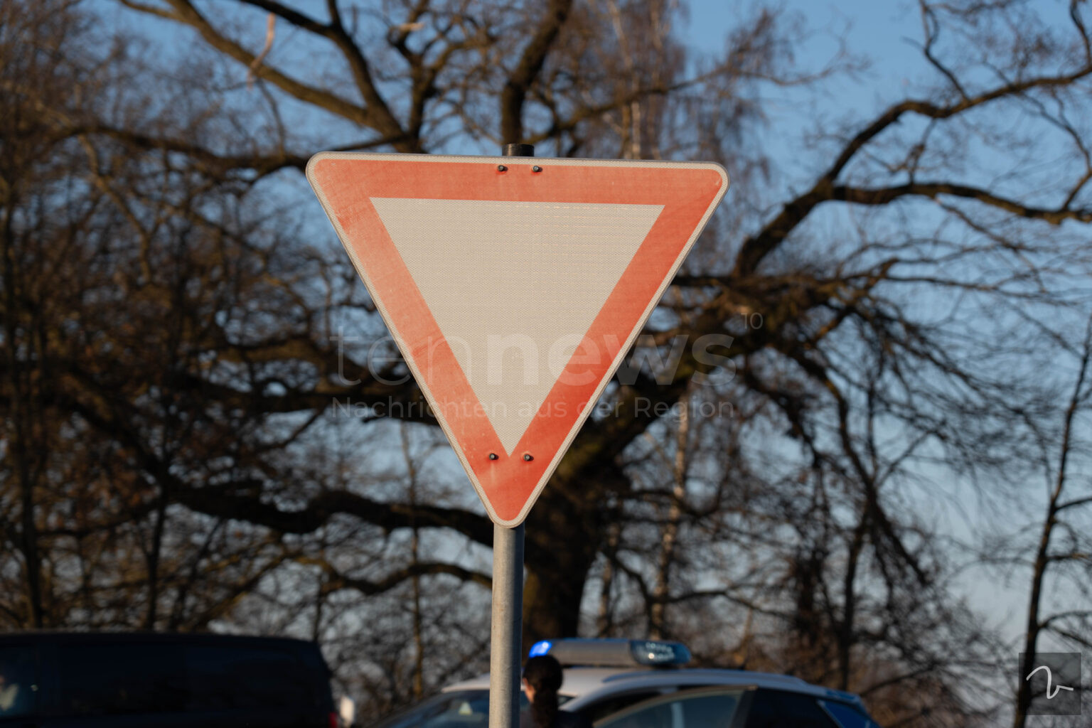 SCHWEITENKIRCHEN – Ein Verkehrszeichen wurde am Samstag (15.03.2025) beschädigt und ragte in die Fahrbahn! 🚧 Der Verursacher flüchtete. Polizei sucht Zeugen.   