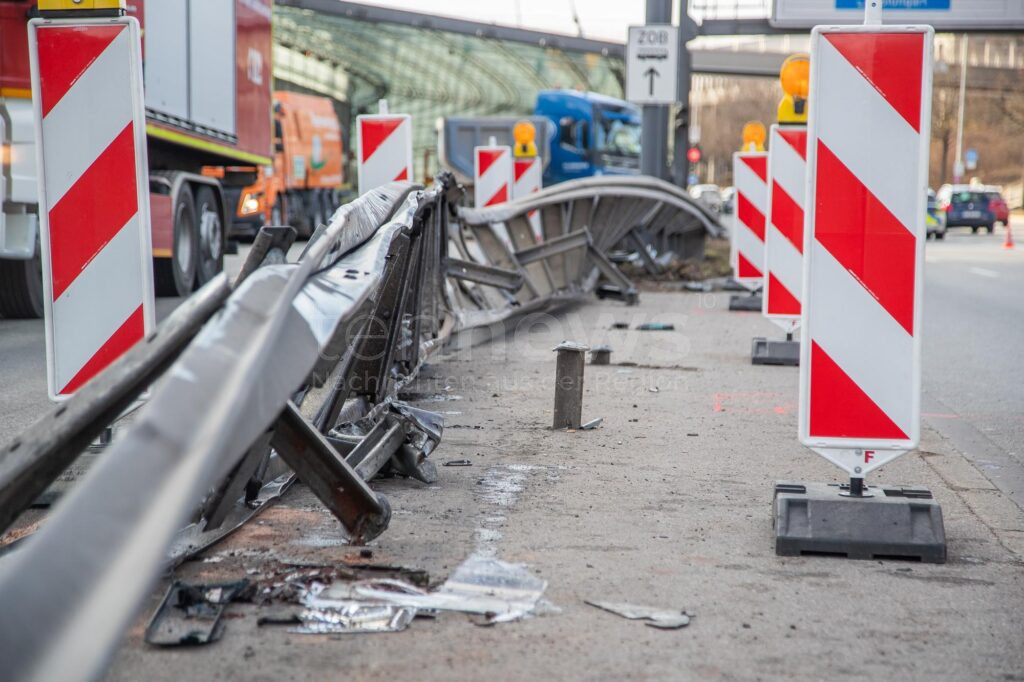 MÜNCHEN – Ein Lastwagen krachte Montagmittag (17.03.2025) auf dem Mittleren Ring in die Mittelleitplanke. Zwei Menschen verletzt, Chaos im Berufsverkehr. 🚛🚧