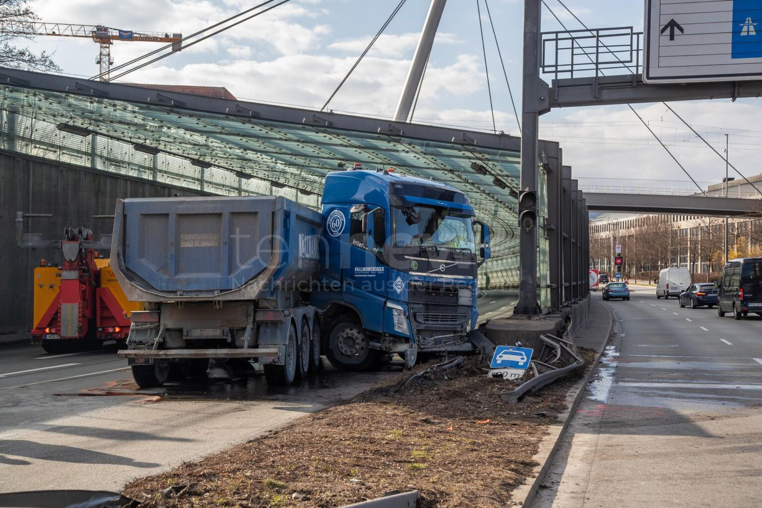 MÜNCHEN – Ein Lastwagen krachte Montagmittag (17.03.2025) auf dem Mittleren Ring in die Mittelleitplanke. Zwei Menschen verletzt, Chaos im Berufsverkehr. 🚛🚧