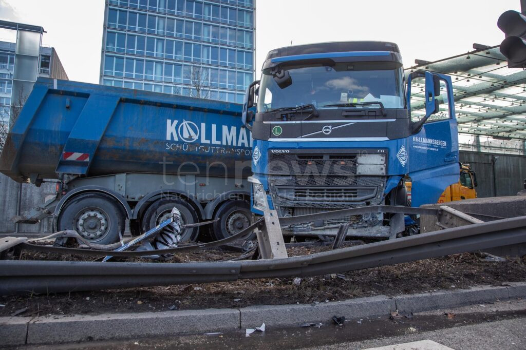 MÜNCHEN – Ein Lastwagen krachte Montagmittag (17.03.2025) auf dem Mittleren Ring in die Mittelleitplanke. Zwei Menschen verletzt, Chaos im Berufsverkehr. 🚛🚧