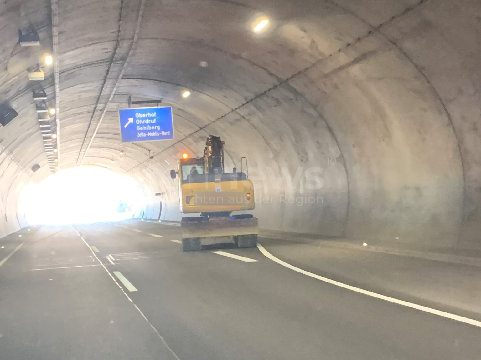 ZELLA-MEHLIS – Sonntag (09.03.2025) fuhr ein Bagger mit 20 km/h auf der A71. Polizei stoppte das Fahrzeug nahe Oberhof. Ermittlungen laufen. 🚜