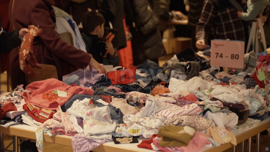 MÜHLRIED – Samstag (16.03.2025) lockte der Kinderflohmarkt viele Besucher an. Nachhaltig einkaufen, Gutes tun und regionale Einrichtungen unterstützen. 👶🛍️