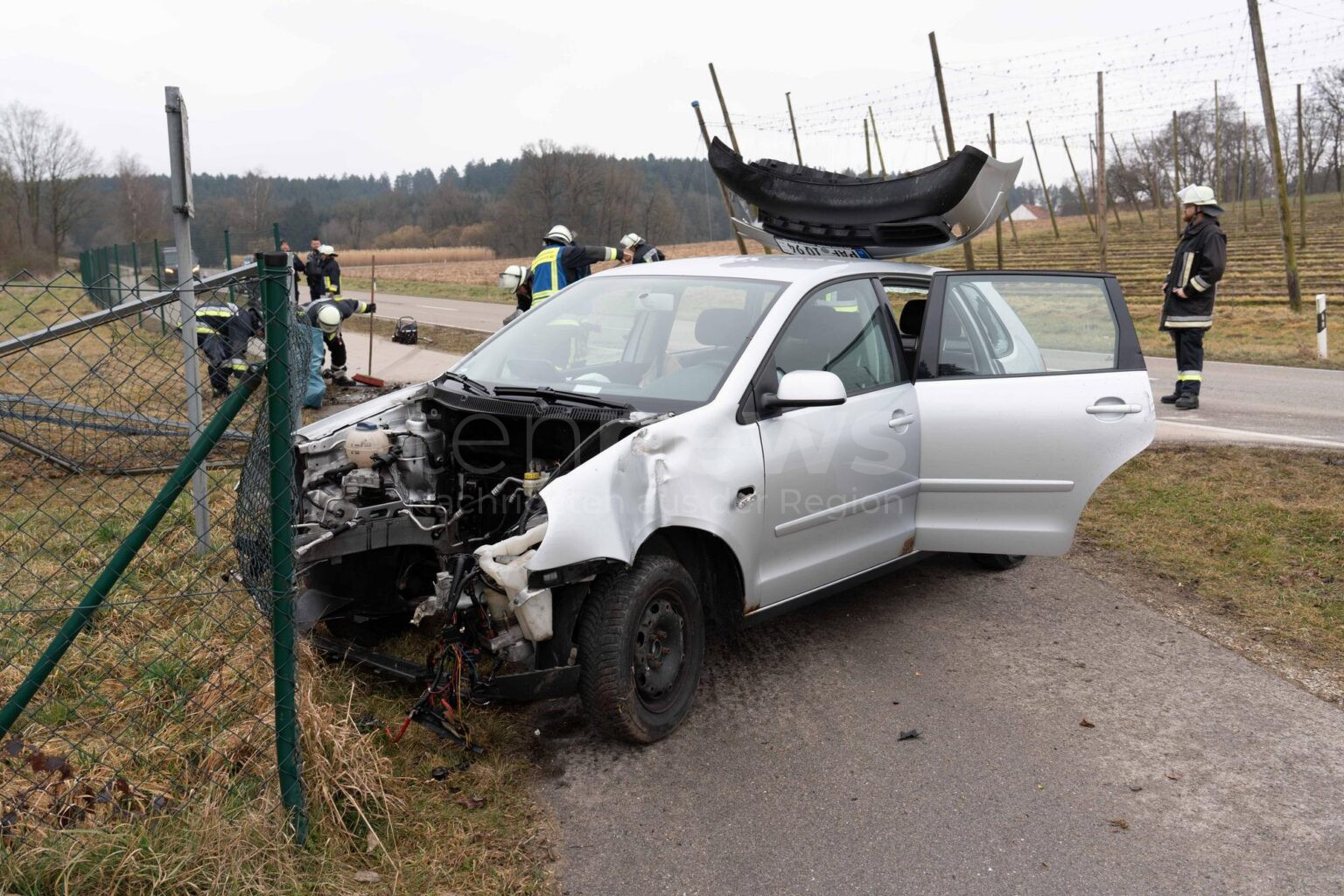 ST2045 BEI STROBENRIED – Schwerer Unfall am Donnerstagvormittag (13.03.2025): Ein Auto prallt gegen ein Kläranlagentor, der Motor wird herausgerissen.