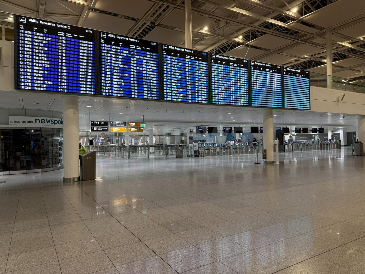 DEUTSCHLAND / MÜNCHEN – Streik legt Flughäfen lahm: Am Montag (10.03.2025) fallen Hunderte Flüge aus, Passagiere müssen mit massiven Einschränkungen rechnen.