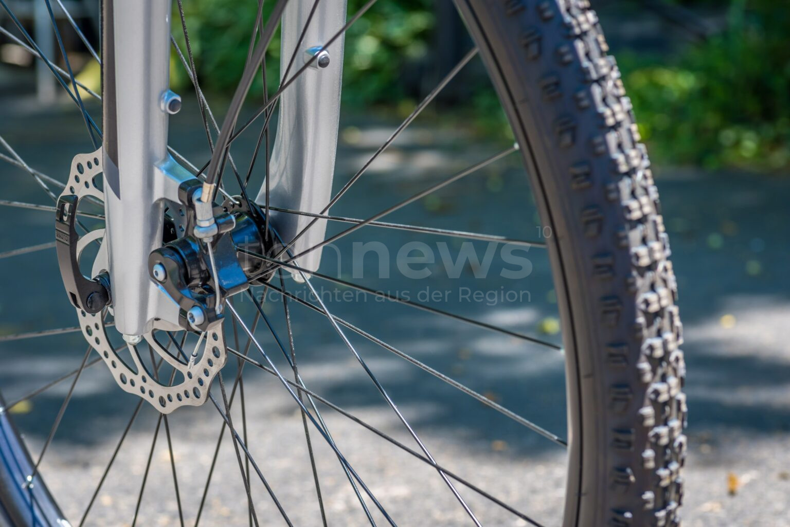 INGOLSTADT – Am Dienstag (11.03.2025) ertappte die Polizei einen Fahrraddieb, der ein Vorderrad abmontierte und an einem anderen Rahmen befestigte.