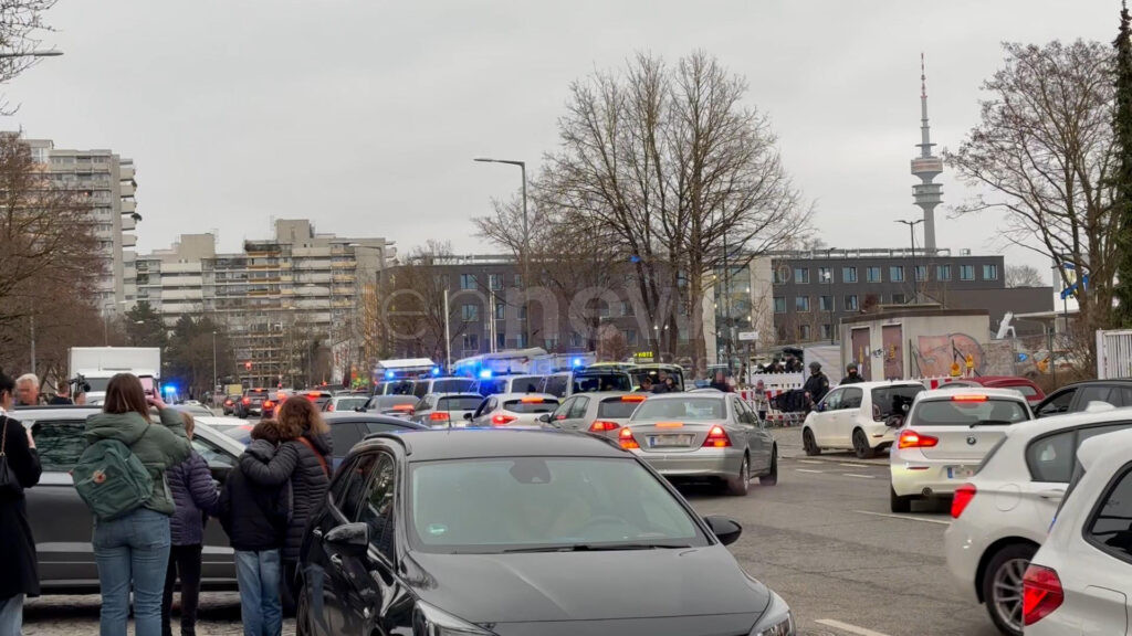 MÜNCHEN – Großeinsatz im Olympia-Einkaufszentrum: Nach Meldung von Schüssen rückten Einsatzkräfte mit Großaufgebot aus. Entwarnung nach intensiver Suche. 🚨👮